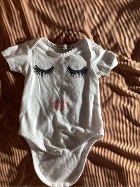 White Bodysuit with Black Eyelash & Pink Lip Print 100% Cotton Size 6-9 M